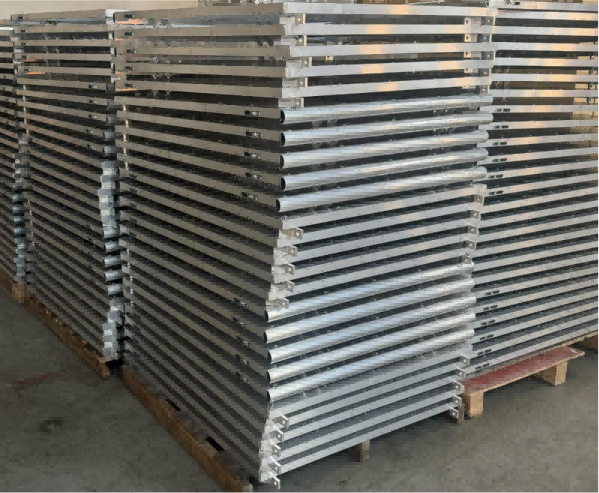 DragonStage 1m Folding Aluminum Concert Stage Barricade with Rear Security Step and Quick-Lock Connections DragonStage Barricada plegable de aluminio para escenario de concierto, 1 m, con escalón de seguridad trasero y conexiones de bloqueo rápido