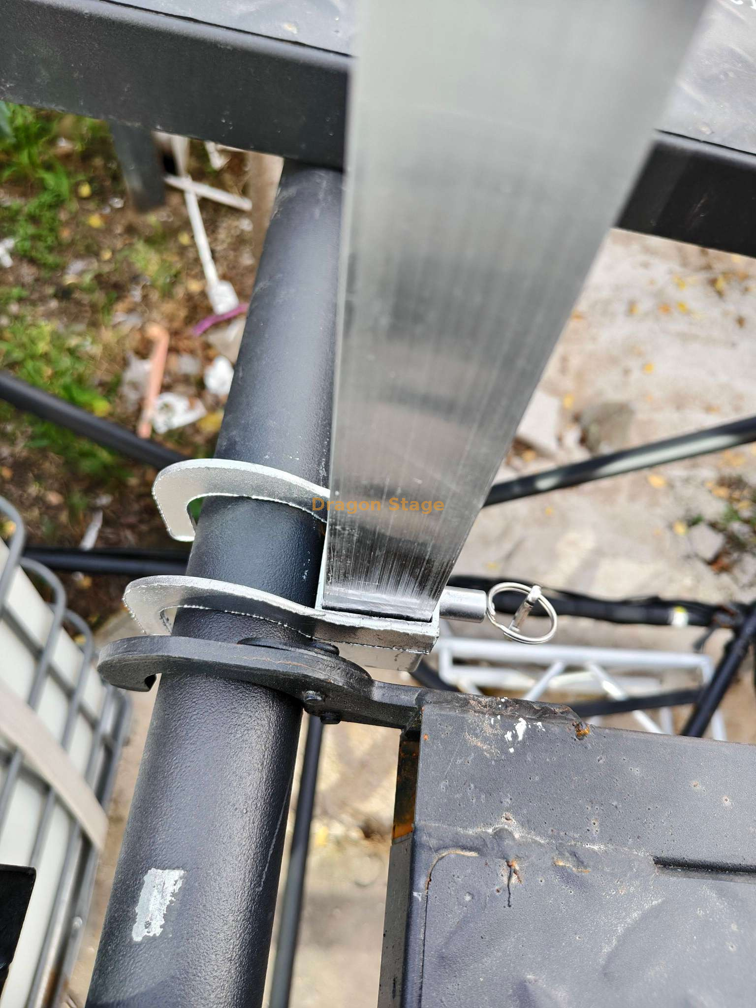 LED Display Suspension Bracket (1) Soporte de suspensión para pantalla LED (1)