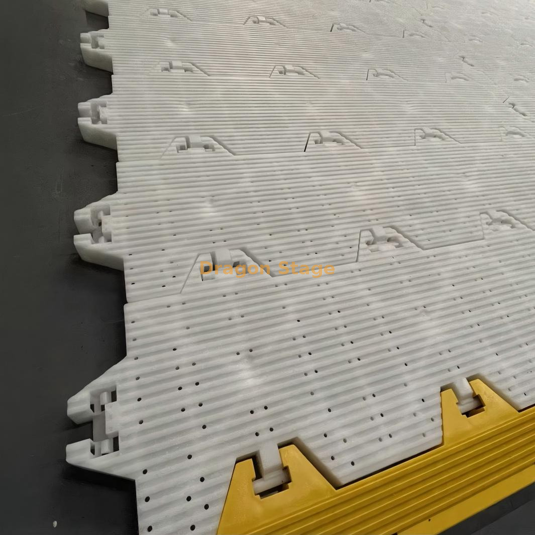 Portable event flooring for grass and soft ground Pavimentos portátiles para eventos para césped y terrenos blandos