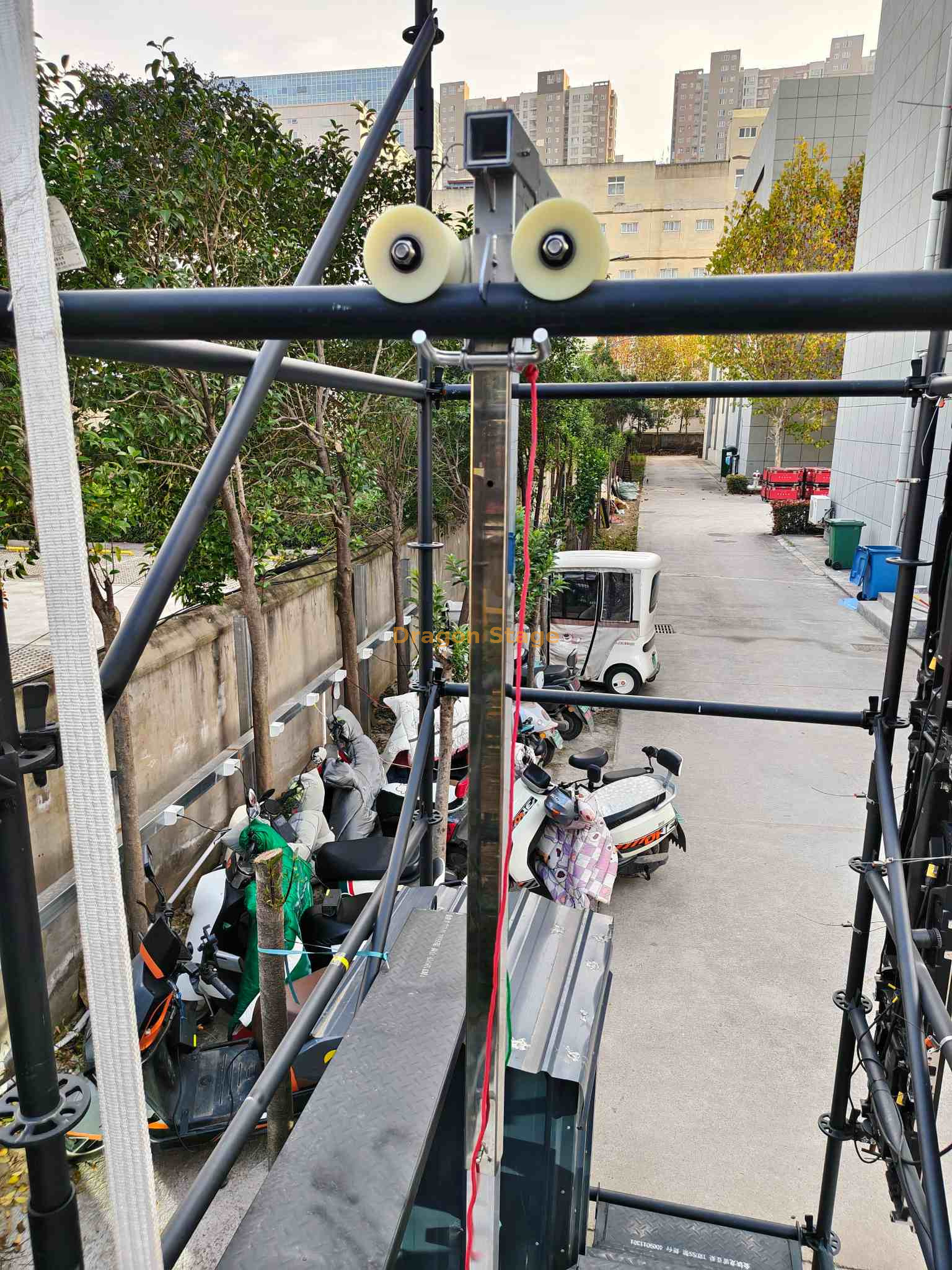 LED Display Suspension Bracket (4) Soporte de suspensión para pantalla LED (4)