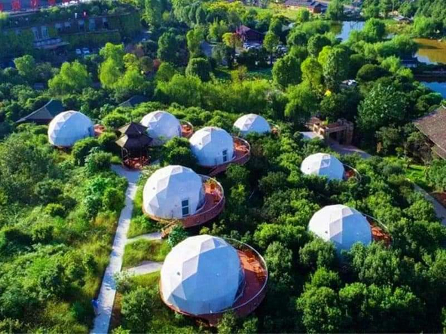 Casa de la tienda del hotel de la bóveda geodésica impermeable que acampa al aire libre con el cuarto de baño