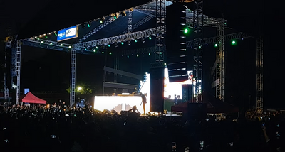 Estructura al aire libre del braguero de la etapa del cuadrado del concierto con la tienda del acontecimiento