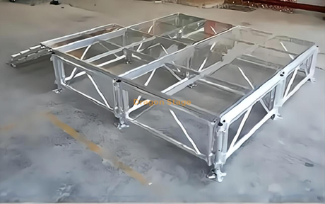 Escenario de cristal para desfile de moda de televisión en interiores con escaleras de cristal transparente