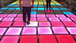 Los apoyos interactivos sensibles a la luz del ladrillo llevaron la iluminación de DJ del piso de baile para la etapa del club