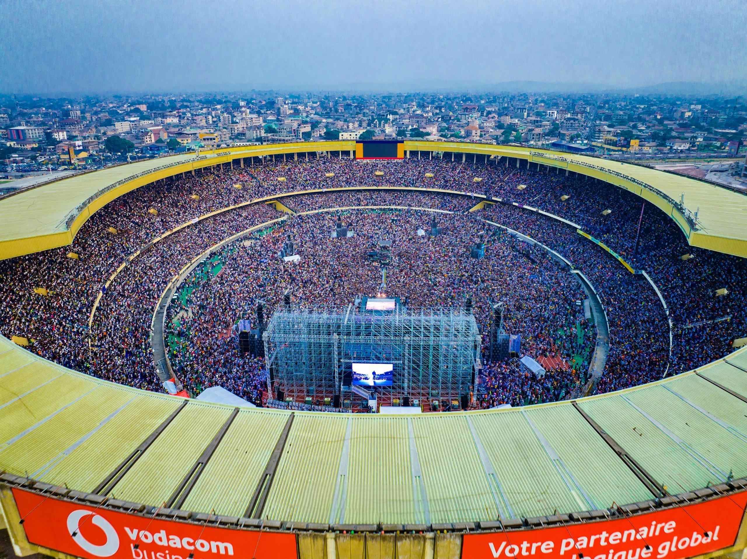 Dragonstage ayudó con éxito al equipo de Kinshasa a completar el escenario del concierto gospel de Maajabu