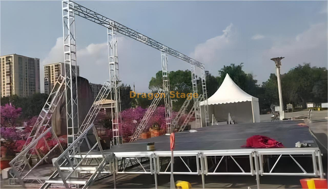 Escenario móvil portátil para eventos al aire libre de 14x3m con 2 escaleras