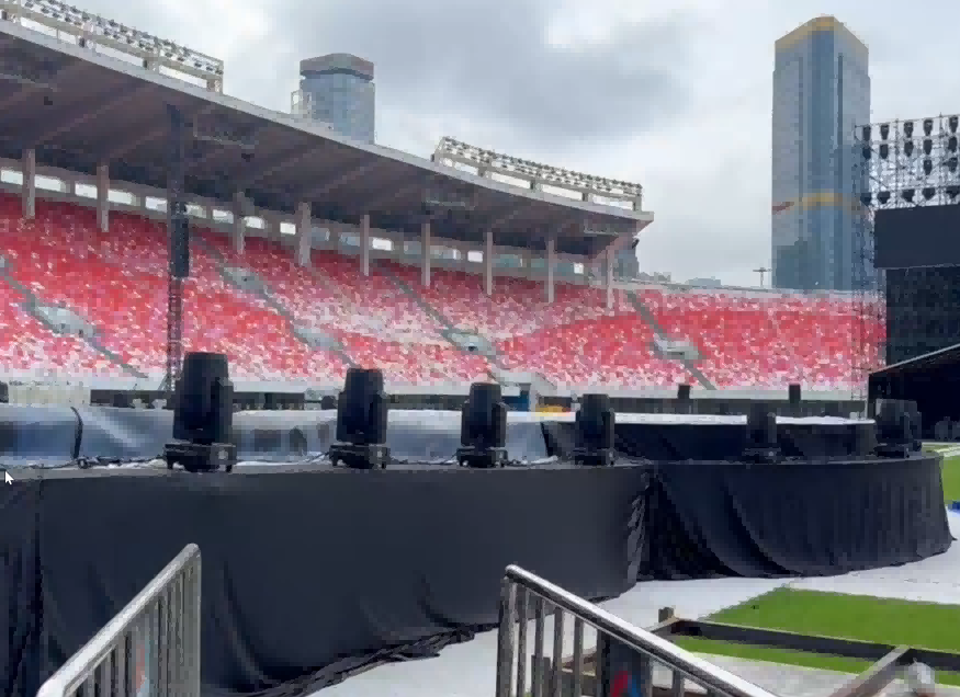 escenario de pasarela en un concierto(1).png