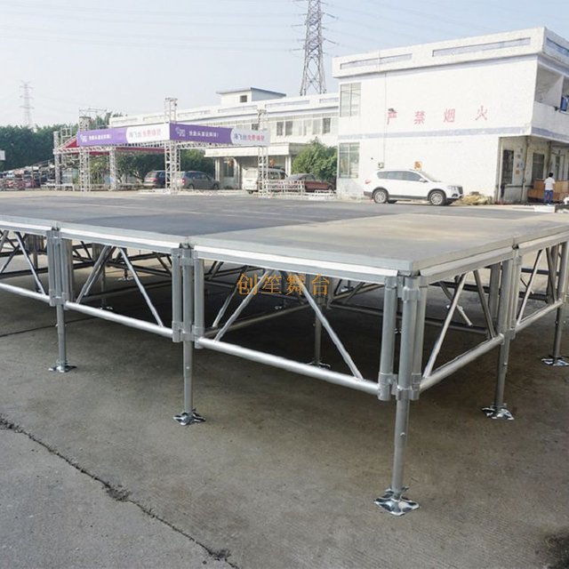 Plataforma de escenario de aluminio Village Square Stage 4,88x4,88m H 0,6-1m