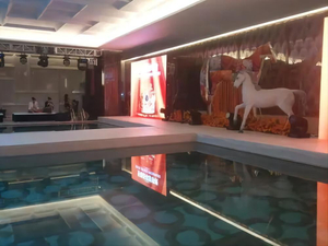 Plataforma de escenario 1,22*1,22 m marco de escenario portátil ensamblado Alu con escenario de armadura de vidrio templado para eventos de piscina, bodas