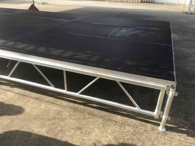 Plataforma de escenario portátil móvil de aluminio de 8x6m con 2 escaleras