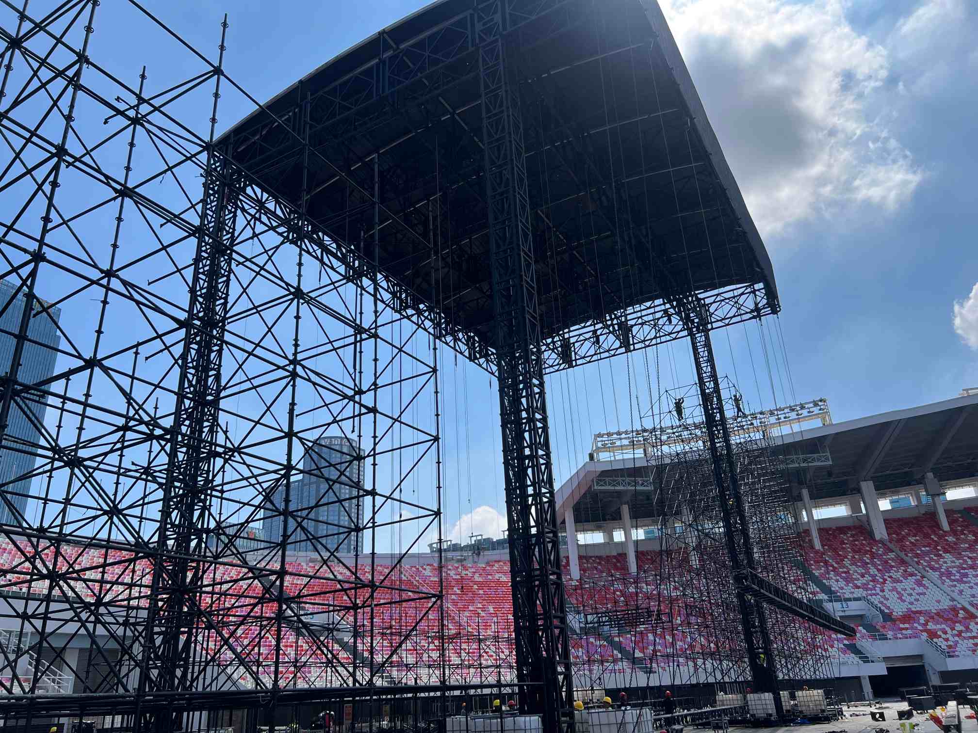 escenario de techo curvo de concierto.jpg