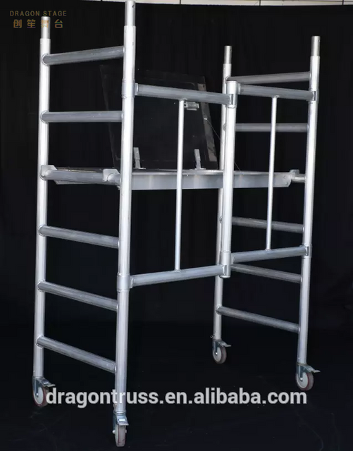 Escalera de aluminio moviéndose rodando andamio plegable