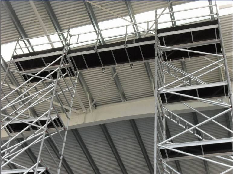 Andamio portátil de aluminio de 1,35x2x11,75 m con escalera de 45 grados 
