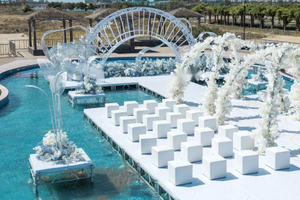 Etapa de cristal de la pasarela de la piscina al aire libre para la boda