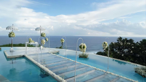 Etapa de la piscina del escenario de cristal en forma de T en el centro turístico de verano