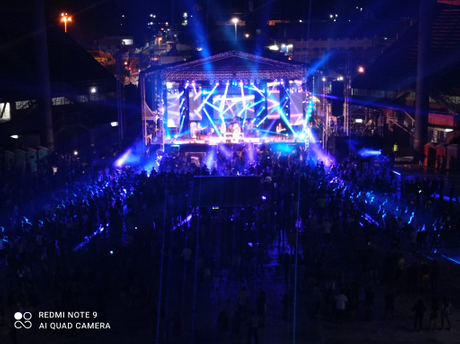 Iluminación del escenario del concierto con exhibición de armadura de techo