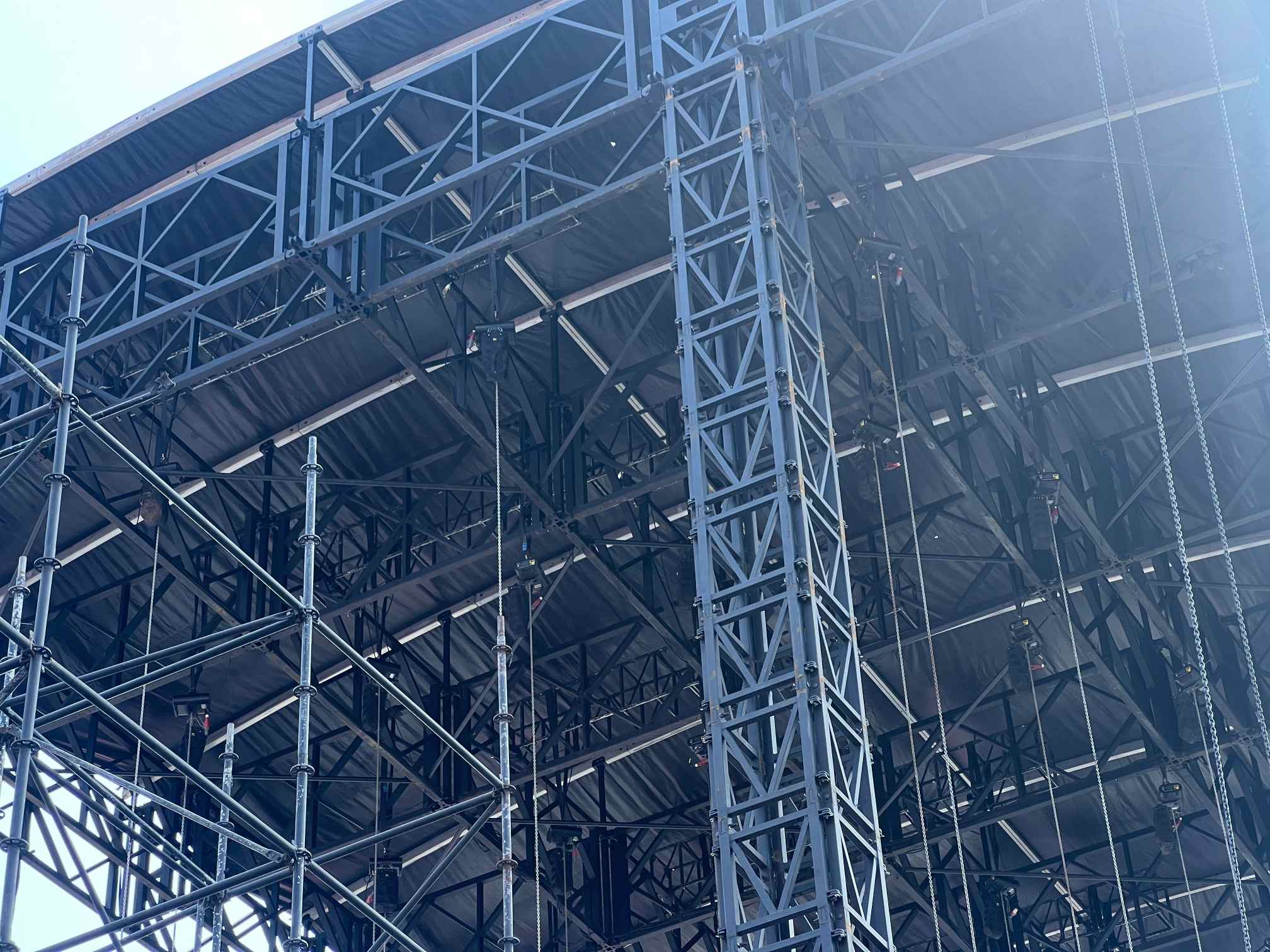 estructura de techo de escenario de concierto.jpg