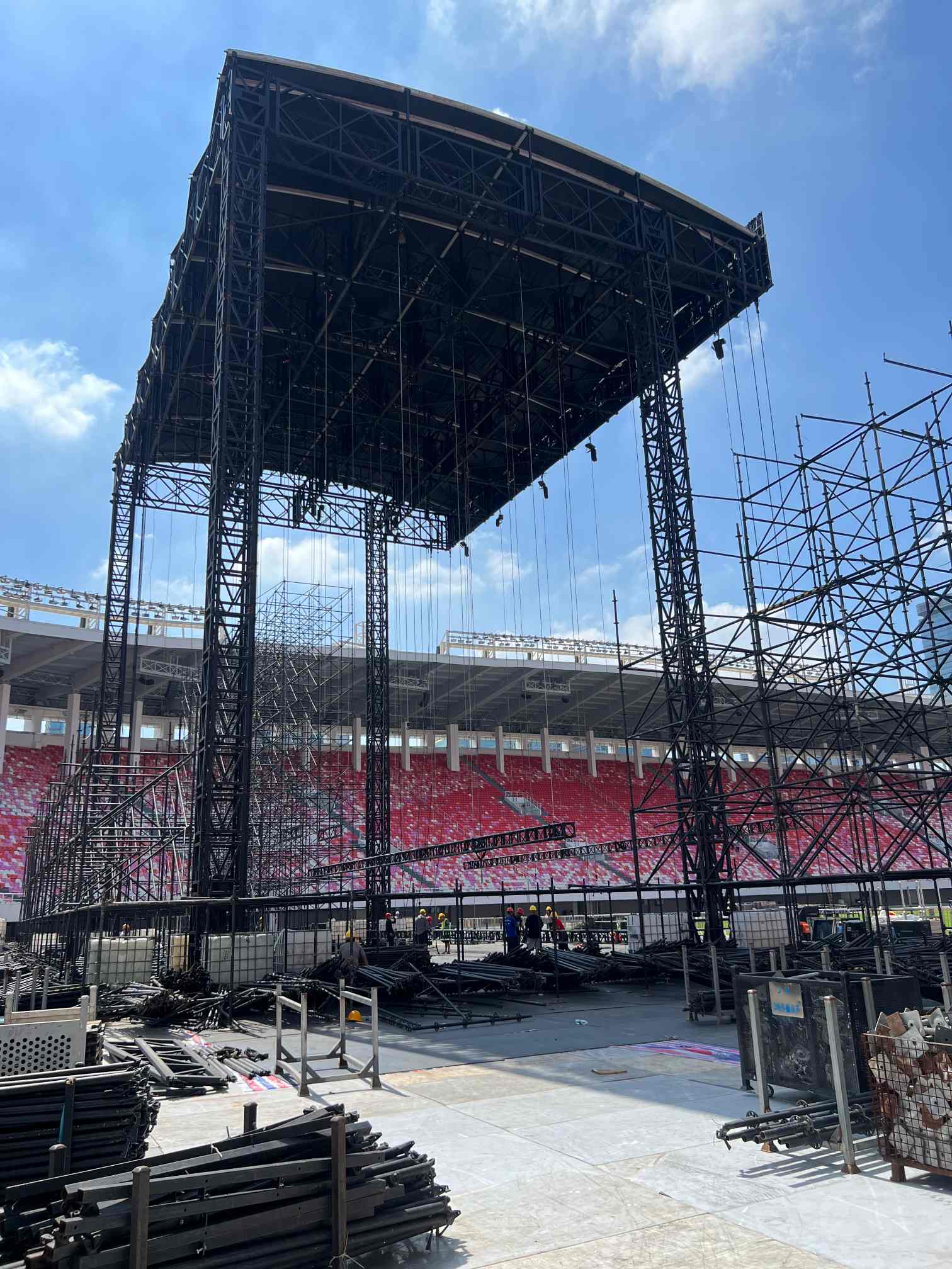 construcci&oacute;n del escenario principal.jpg
