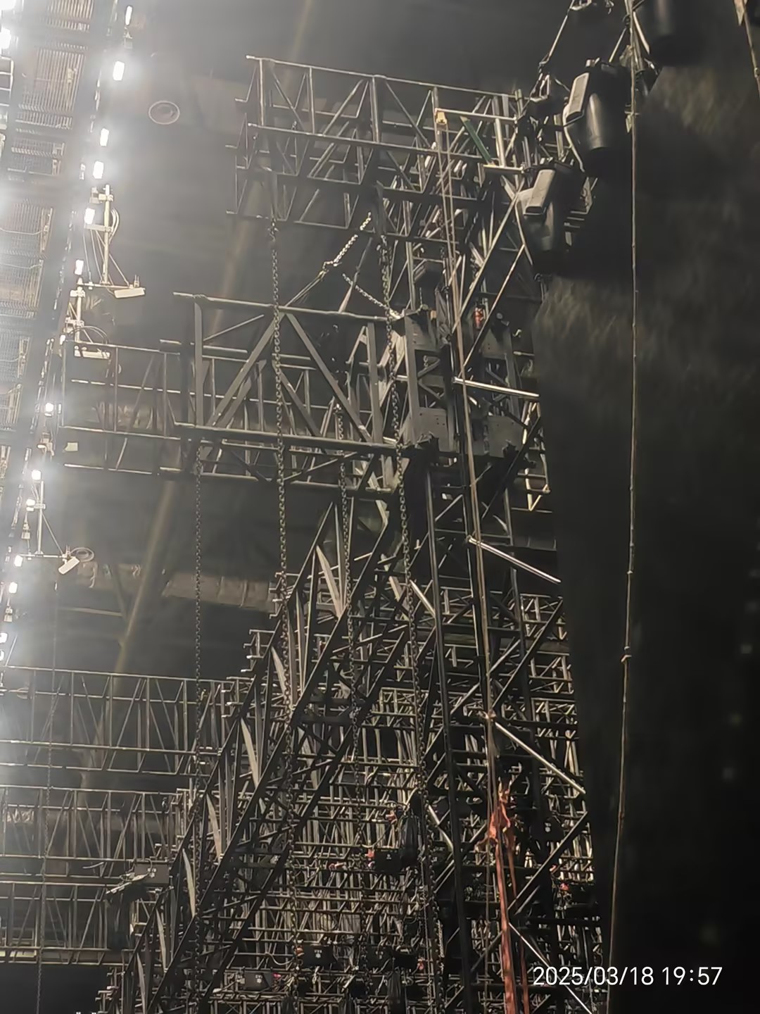 Cómo asegurar la armadura prominente afuera