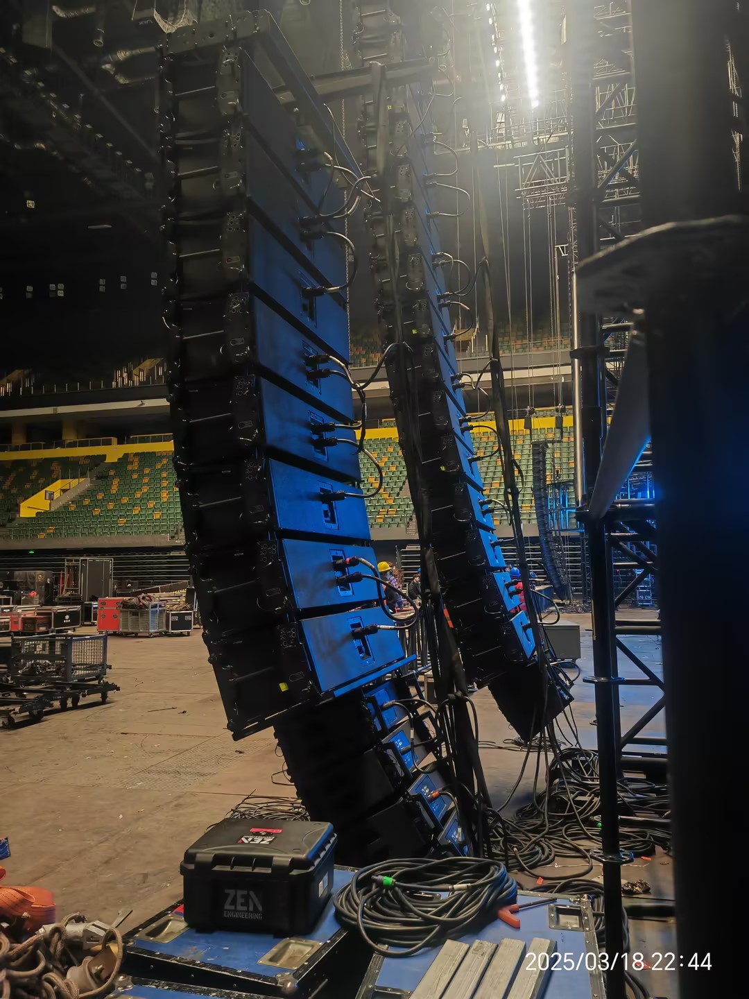 Para el mejor efecto de sonido, la matriz lineal es curvada y fija con correas de seguridad