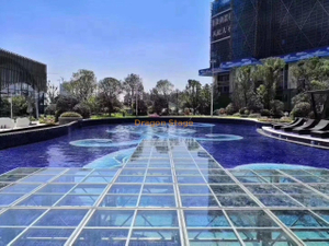 Escenario de cristal de piscina al aire libre para eventos