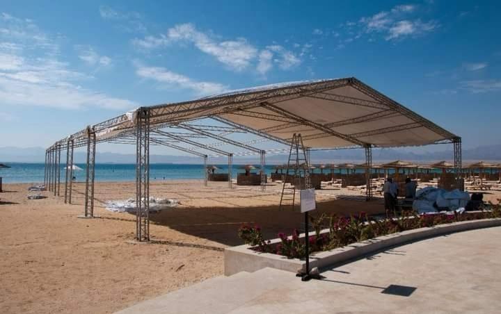 Estructura de carpa con armaz&oacute;n de aluminio de 24x24 m con techo piramidal y cubierta de PVC impermeable blanca.jpg