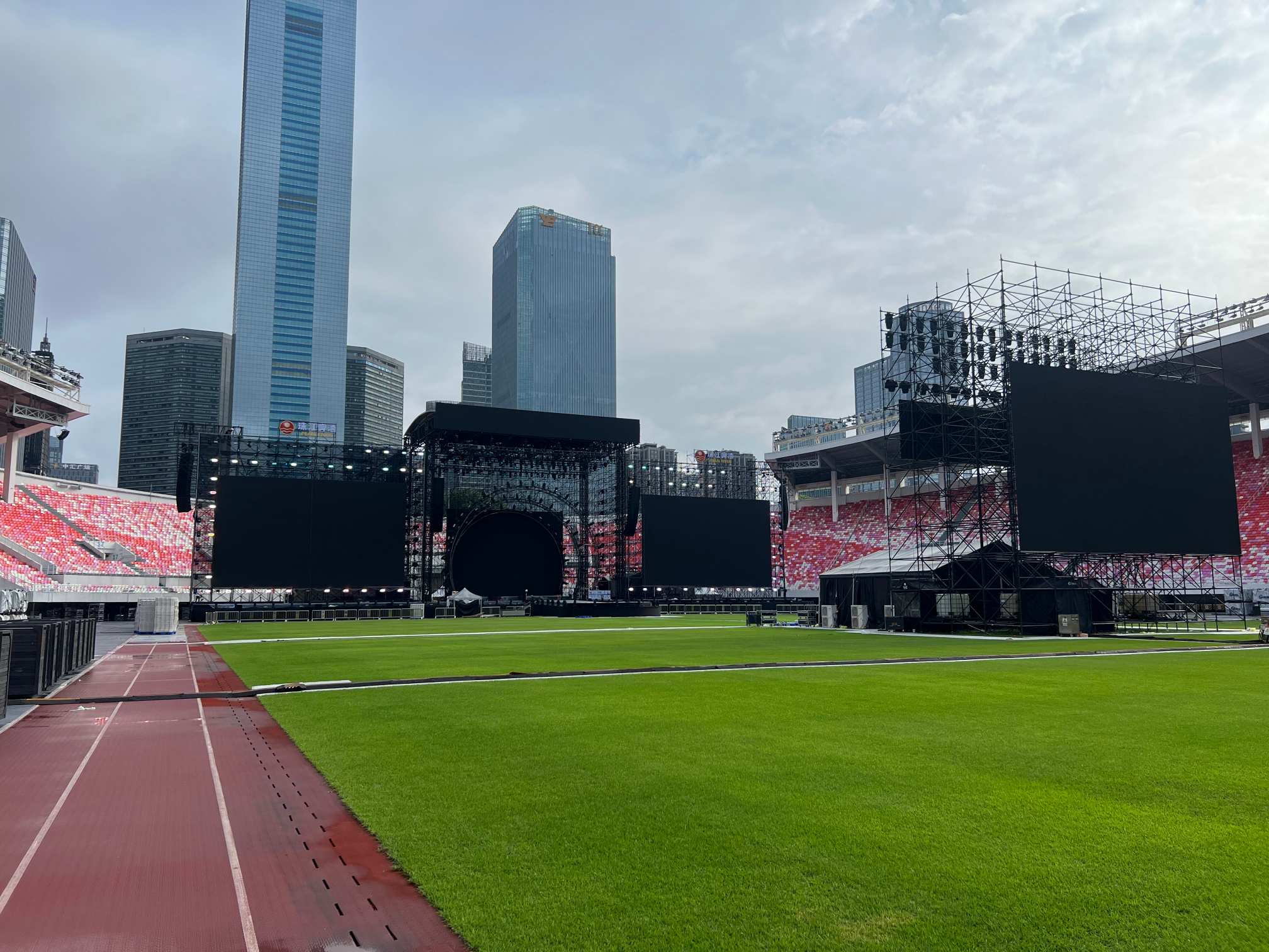Dise&ntilde;o de escenario de concierto de estudio completo con FOH.jpg