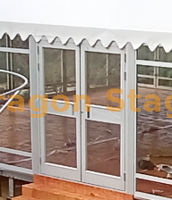 Pared de vidrio de 5x4m que incluye puertas de vidrio dobles de 2,4x2,4m