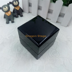 Caja de madera personalizada de fábrica Caja de anillo de madera de laca negra brillante Caja de ranura de anillo de cuero para bodas