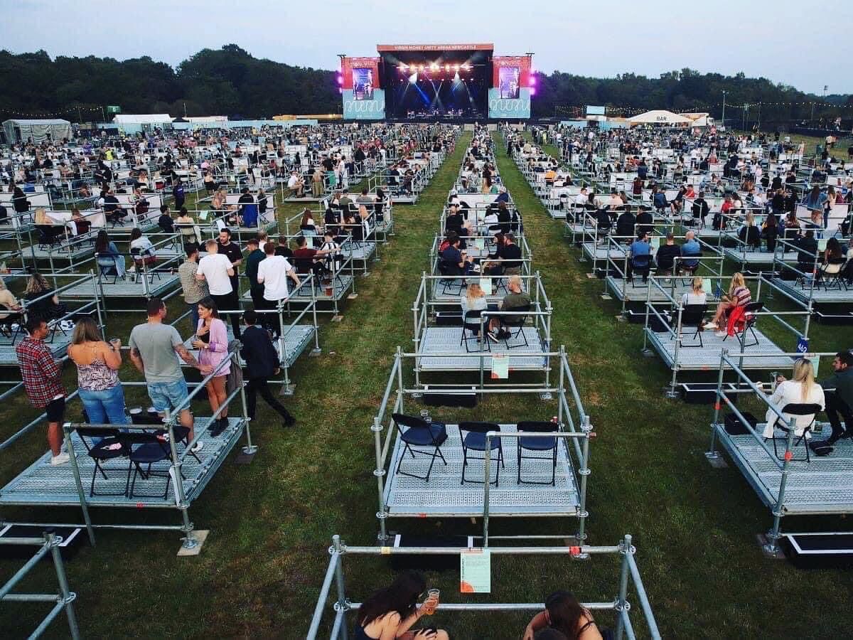 Plataforma para audiencias de conciertos socialmente distanciadas Ringlock de 2x2 m con barandillas de tres lados.jpg