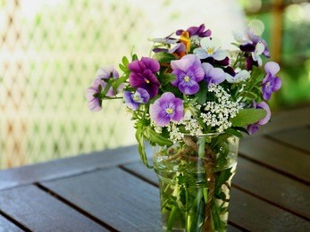 El encanto de las flores falsas: un toque floral duradero