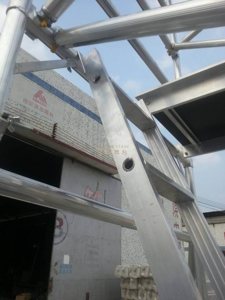 Torre de construcción con escalera de 45 grados