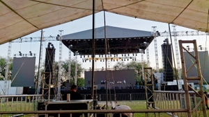 Sistema de escenario profesional para conciertos en techo de 21x20x11m con altavoz y alas LED