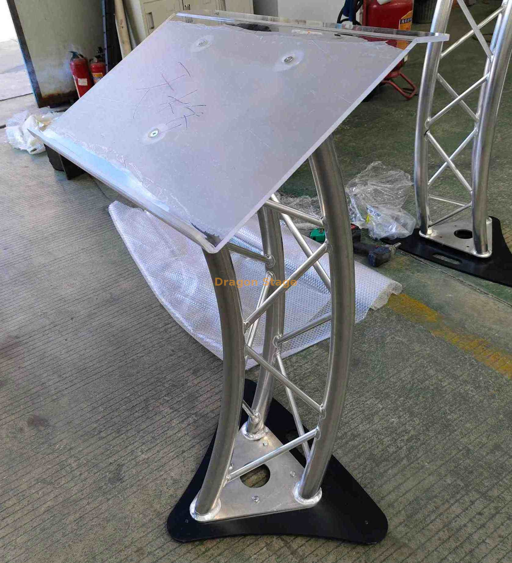 púlpito de plexiglás de aluminio para el evento