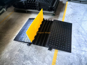 Rampa protectora de cables de 5 canales, 1270 x 900 mm de ancho, con cubierta con bisagras para pasos de peatones y sillas de ruedas