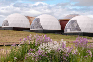 Tienda de cúpula geodésica prefabricada con marco de tubo de acero para tienda de cúpula de Hotel hemisférico de confort de lujo para acampar
