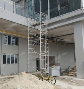 Andamio estándar de aluminio plateado con escaleras de 1,35x2x7,53 m