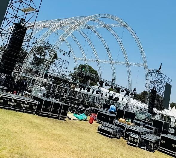 Gran estructura de celos&iacute;a de aluminio curvada de m&uacute;ltiples arcos con escenario para eventos.jpg