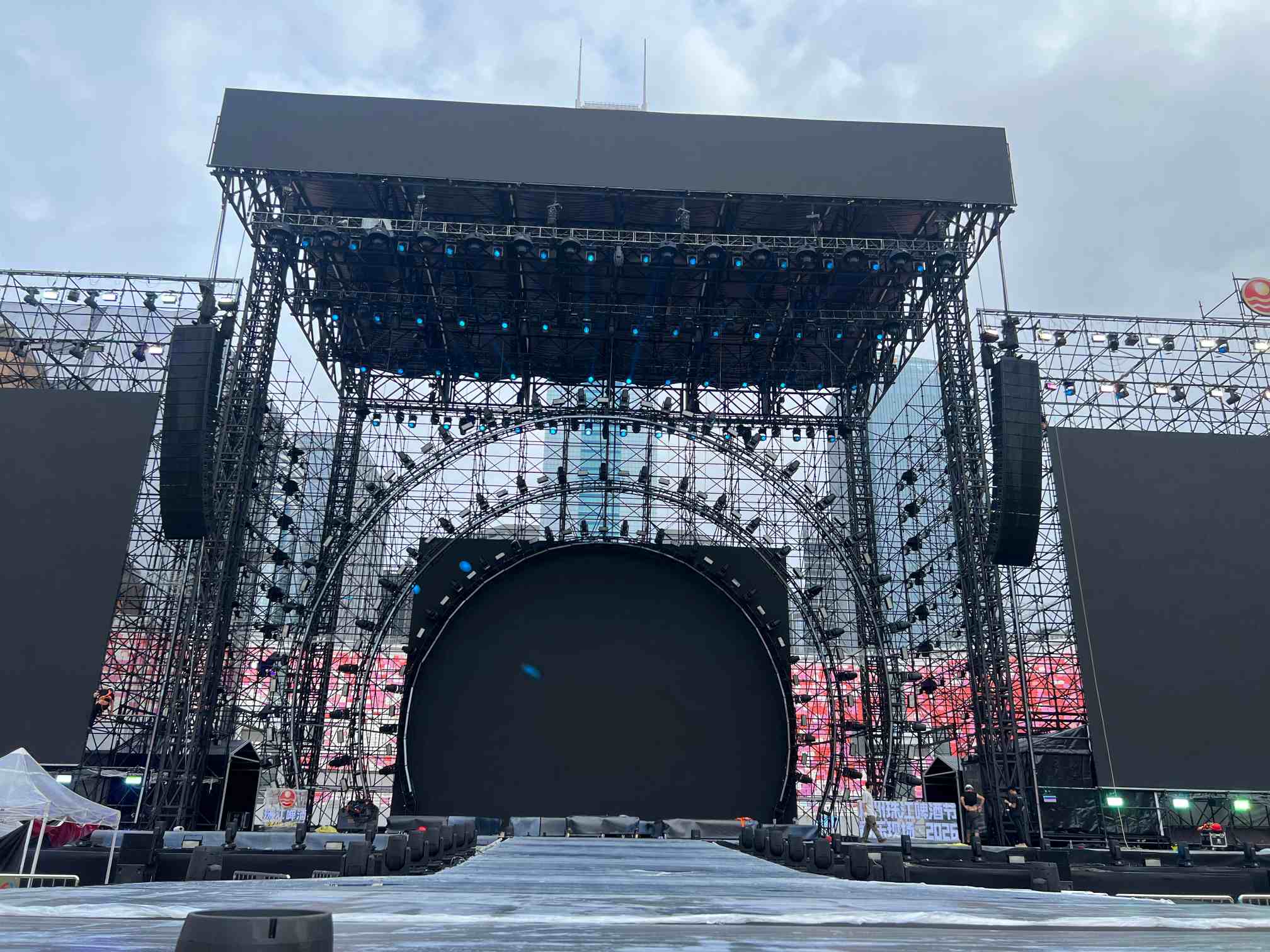 vista frontal del escenario principal(1).jpg
