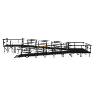 Rampa de escenario modular de aluminio en curva de 12,25 x 3,24 m con rellano y barandillas dobles