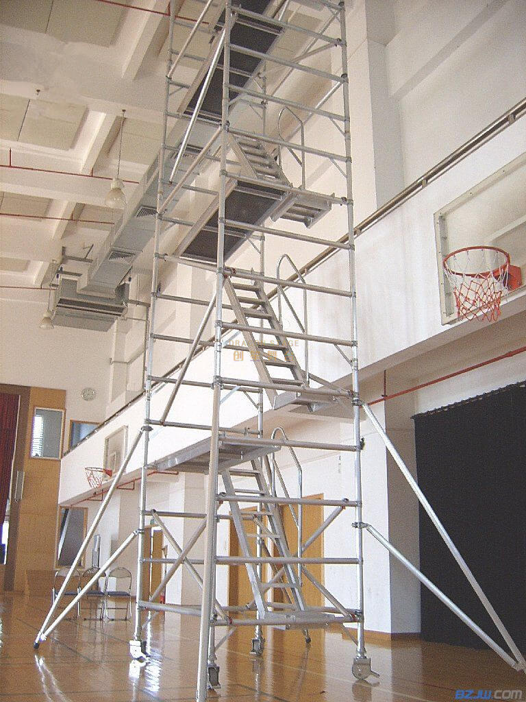 Andamio portátil móvil de aluminio de 1,35x2x8,05 m con escalera de 45 grados 