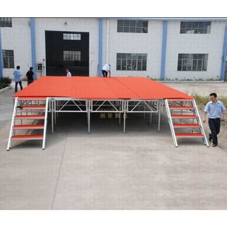 Plataforma de escenario con armadura de aluminio, altura de 5x6 m: cubierta de madera contrachapada roja de 0,6-1 m con 2 escaleras