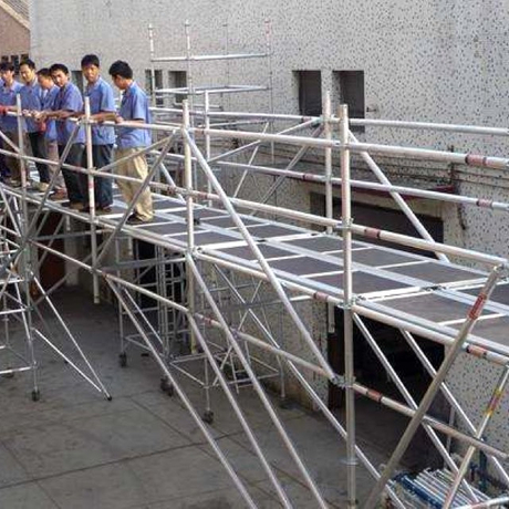Andamio móvil con plataforma de trabajo larga
