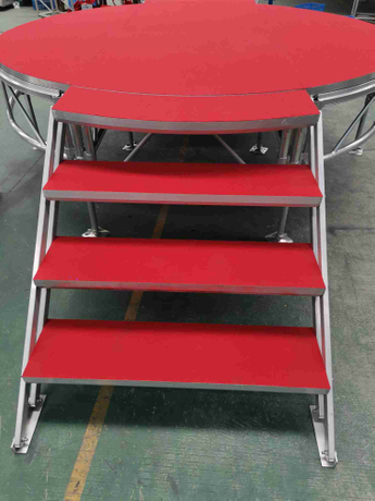 Etapa redonda roja de madera contrachapada con alfombra