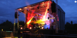 Plataforma de escenario de concierto al aire libre con un sistema de armazón de techo en forma