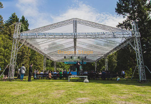 Sistema de armazón para carpa para eventos grandes con techo a dos aguas 30x15x8m