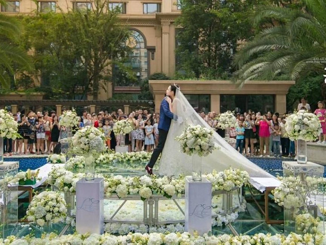 Etapa de boda de piscina transparente