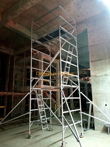 Andamio de aluminio de 10,36 m con almacenamiento de escalera colgante