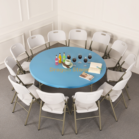 Mesa de eventos plegable de plástico con sillas 