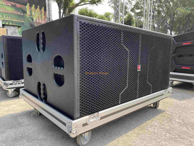 Dos unidades de controlador de 1000 vatios y 18'(460 mm) con estructura de imán de caja de madera contrachapada de abedul de 24 mm Altavoz de graves profesional para exteriores LA-218A Subwoofer doble de 18 pulgadas y 2000 W